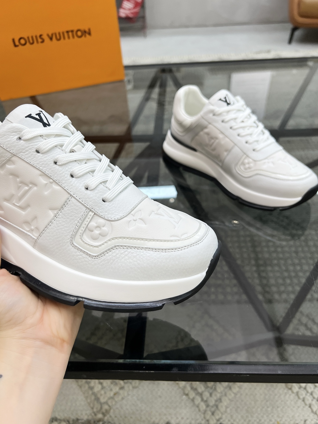  L 🔍顶级代购🇮🇹 路 炸街男神运动鞋新品来袭专柜同步发售原厂配置，意大利进口原版牛皮面料，高品质压花