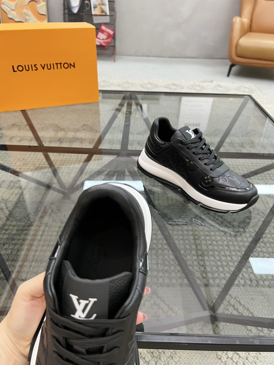  L 🔍顶级代购🇮🇹 路 炸街男神运动鞋新品来袭专柜同步发售原厂配置，意大利进口原版牛皮面料，高品质压花