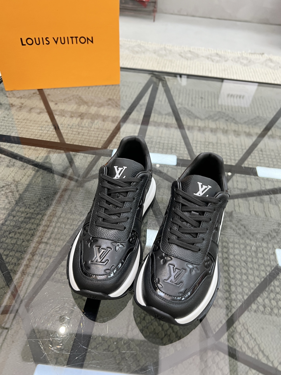  L 🔍顶级代购🇮🇹 路 炸街男神运动鞋新品来袭专柜同步发售原厂配置，意大利进口原版牛皮面料，高品质压花