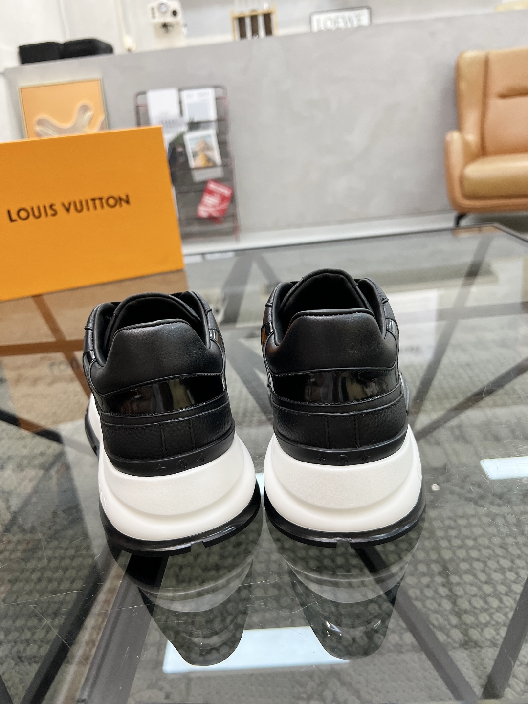  L 🔍顶级代购🇮🇹 路 炸街男神运动鞋新品来袭专柜同步发售原厂配置，意大利进口原版牛皮面料，高品质压花