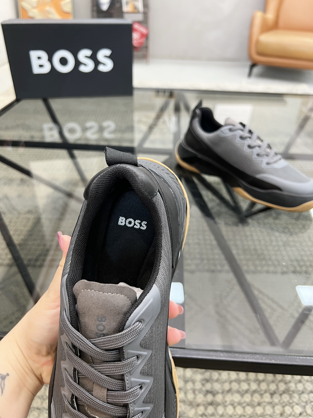  B 🔍顶级代购🇮🇹 老 炸街男神新品来袭，超人气爆款专柜新款，原厂配置意大利进口牛皮搭配纱布面料，高品