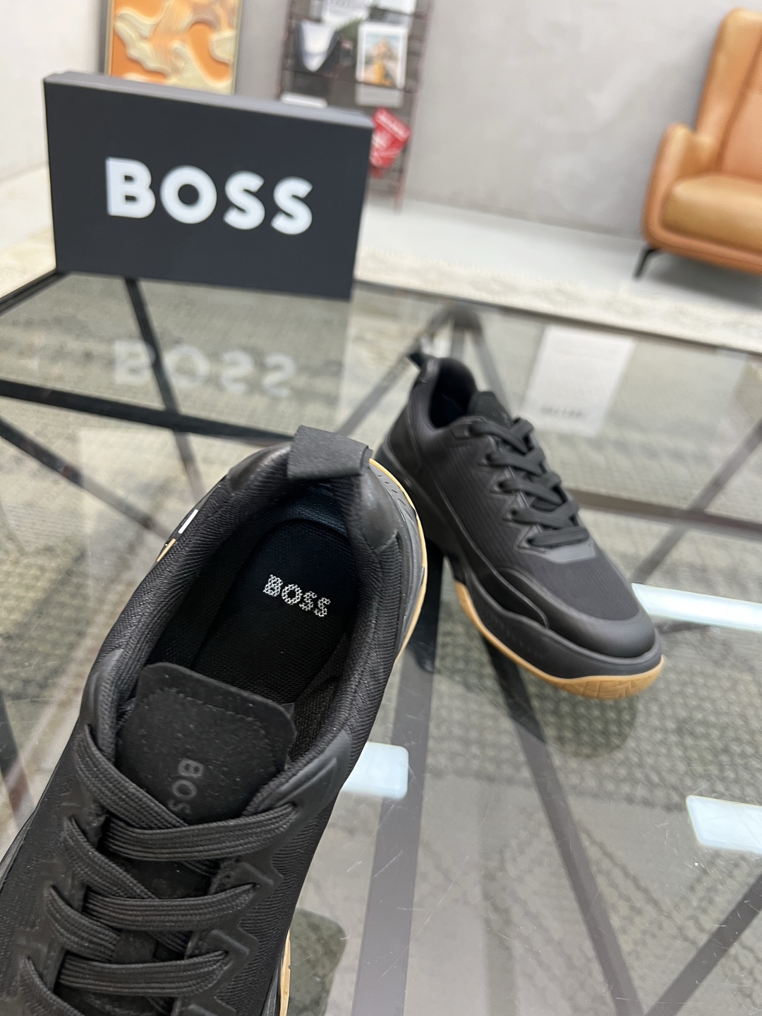  B 🔍顶级代购🇮🇹 老 炸街男神新品来袭，超人气爆款专柜新款，原厂配置意大利进口牛皮搭配纱布面料，高品