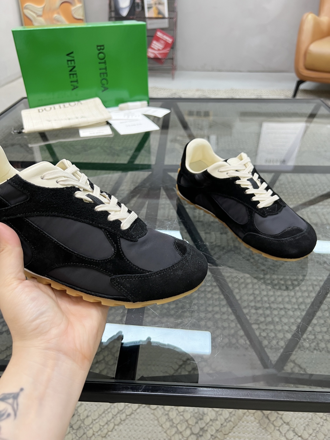  D 🔍顶级代购🇮🇹 碟 炸街情侣👫款官网新品原单货专柜同步，鞋面意大利进口牛皮搭配帆布面料，潮达人爆款