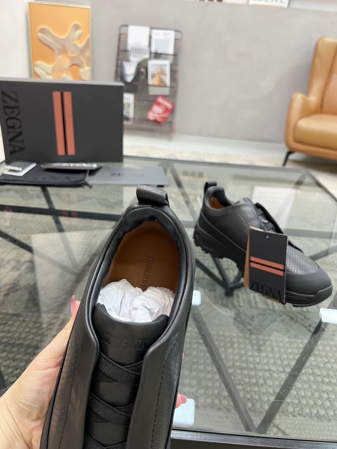  J 🔍顶级代购🇮🇹 杰 炸街男神运动板鞋系列来袭专柜同步，鞋面意大利进口牛皮面料，高品质激光冲孔拼接工