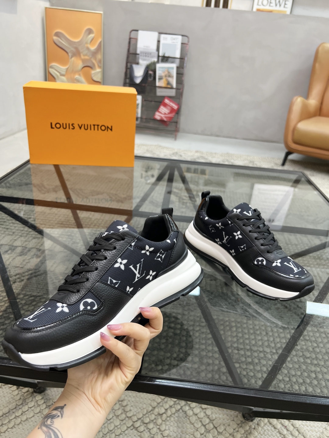  L 🔍顶级代购🇮🇹 路 炸街男神运动鞋新品来袭专柜同步发售原厂配置，意大利进口原版牛皮搭配网布面料，高