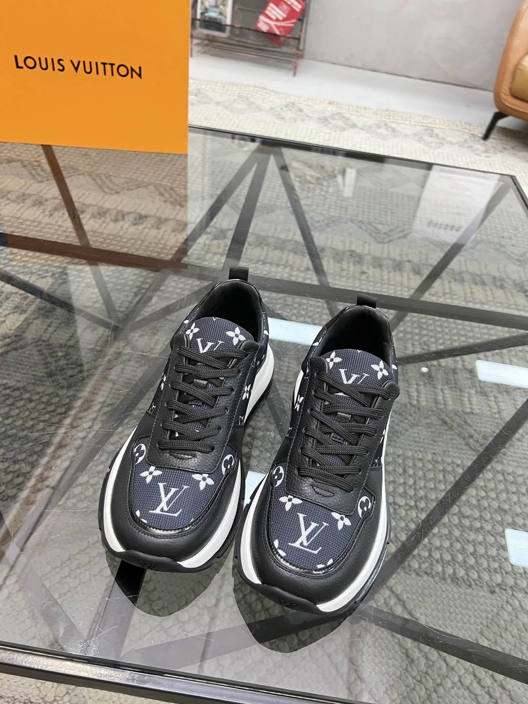  L 🔍顶级代购🇮🇹 路 炸街男神运动鞋新品来袭专柜同步发售原厂配置，意大利进口原版牛皮搭配网布面料，高