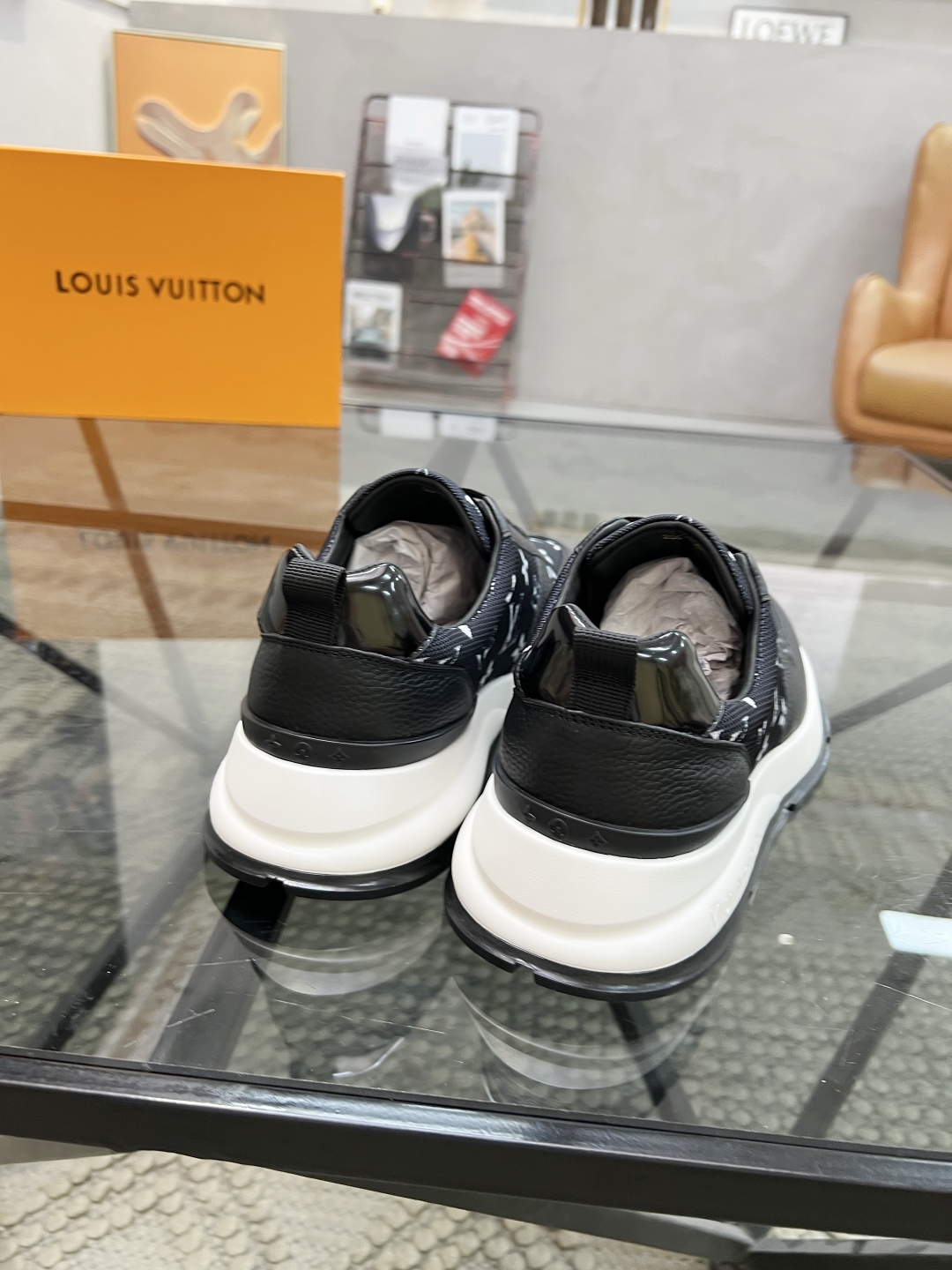  L 🔍顶级代购🇮🇹 路 炸街男神运动鞋新品来袭专柜同步发售原厂配置，意大利进口原版牛皮搭配网布面料，高