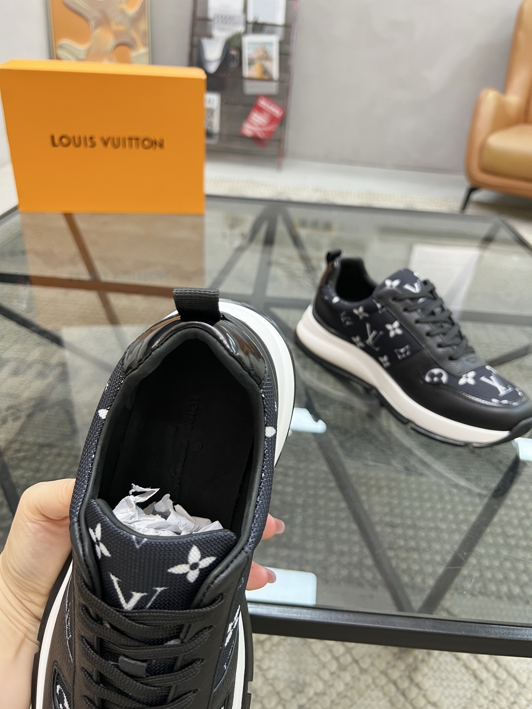  L 🔍顶级代购🇮🇹 路 炸街男神运动鞋新品来袭专柜同步发售原厂配置，意大利进口原版牛皮搭配网布面料，高