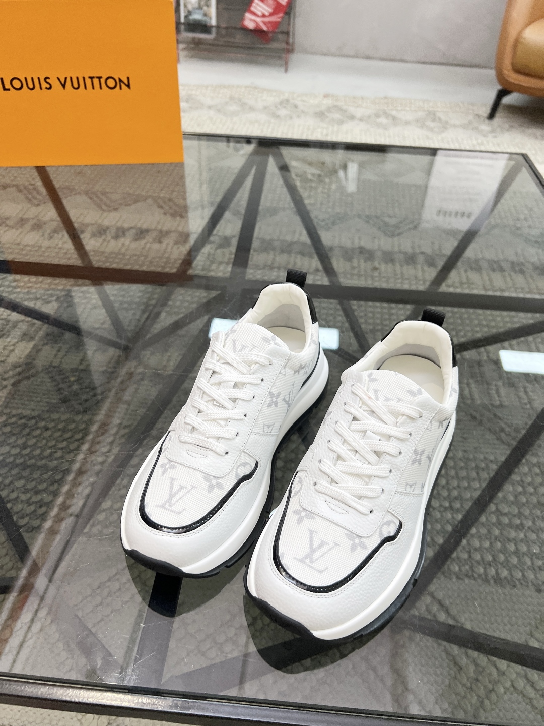  L 🔍顶级代购🇮🇹 路 炸街男神运动鞋新品来袭专柜同步发售原厂配置，意大利进口原版牛皮搭配网布面料，高