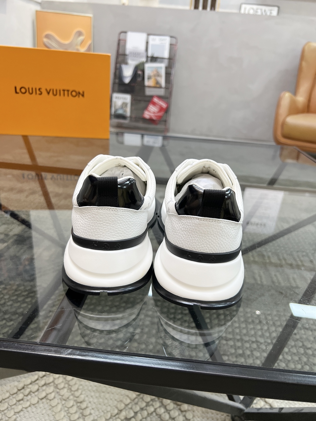  L 🔍顶级代购🇮🇹 路 炸街男神运动鞋新品来袭专柜同步发售原厂配置，意大利进口原版牛皮搭配网布面料，高
