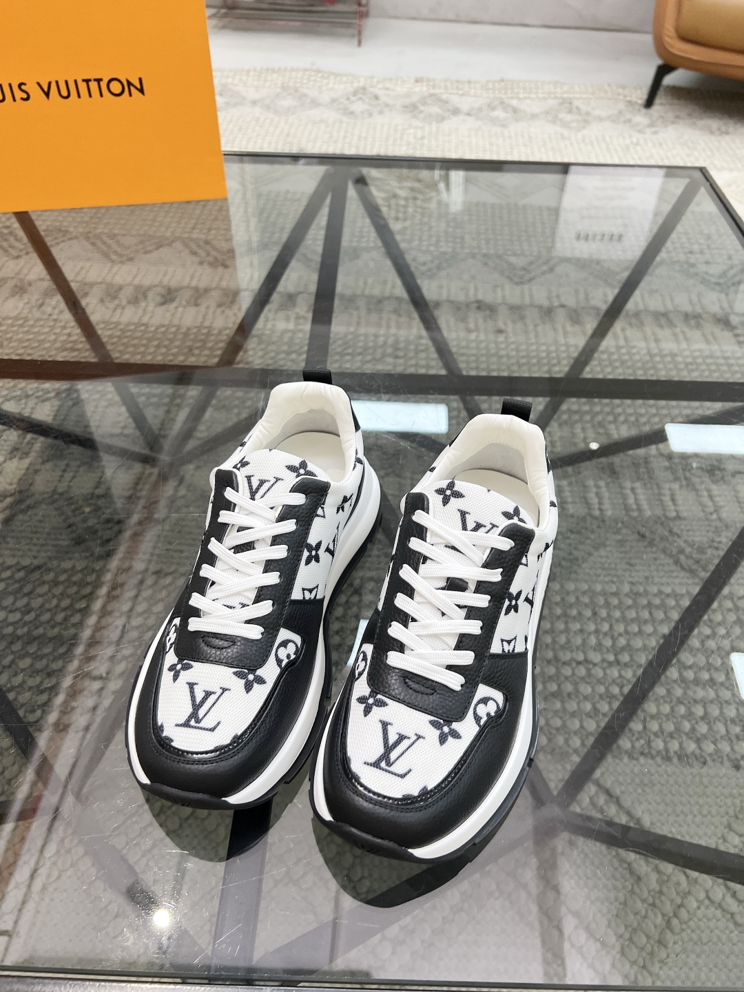  L 🔍顶级代购🇮🇹 路 炸街男神运动鞋新品来袭专柜同步发售原厂配置，意大利进口原版牛皮搭配网布面料，高