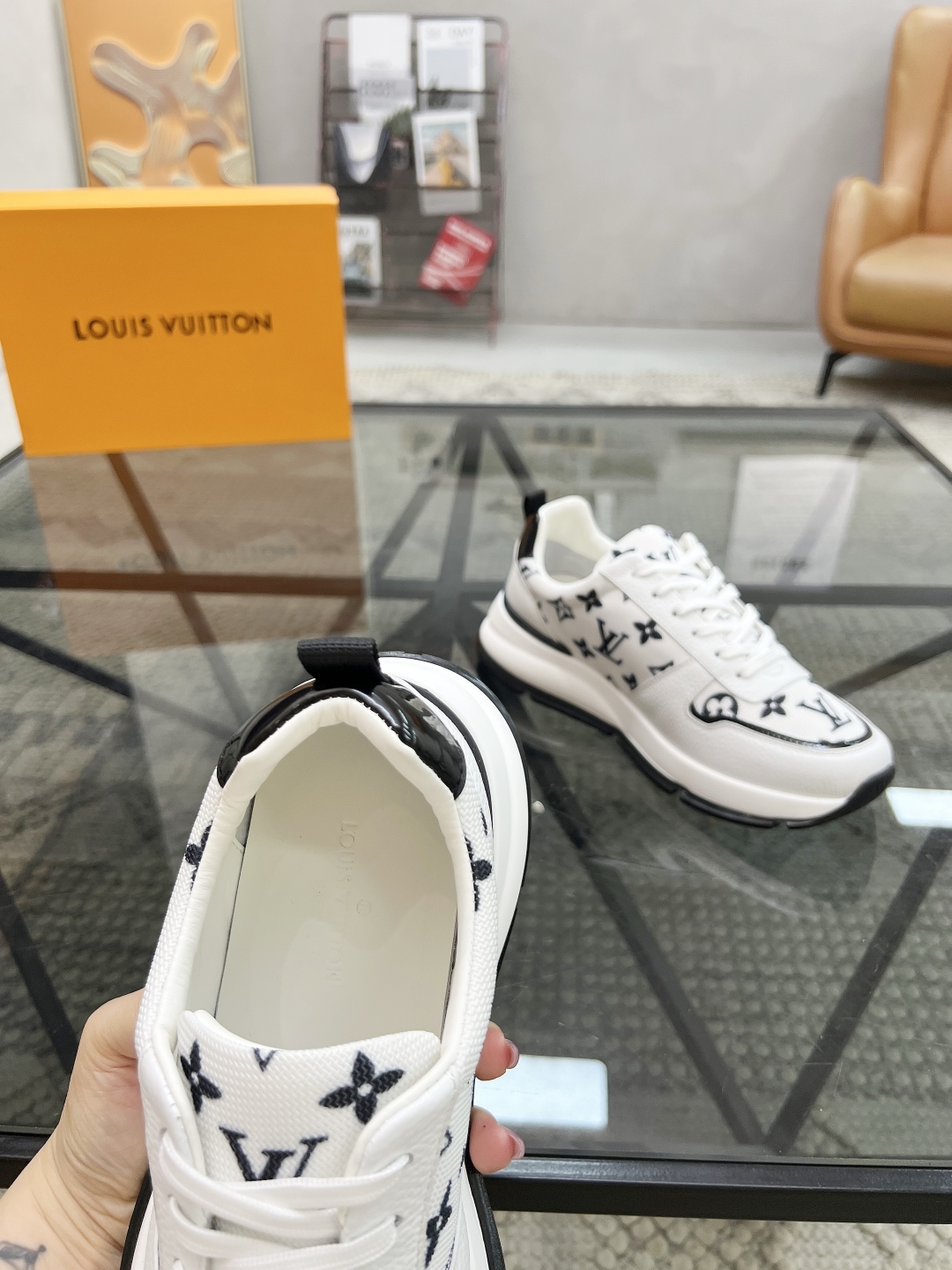  L 🔍顶级代购🇮🇹 路 炸街男神运动鞋新品来袭专柜同步发售原厂配置，意大利进口原版牛皮搭配网布面料，高