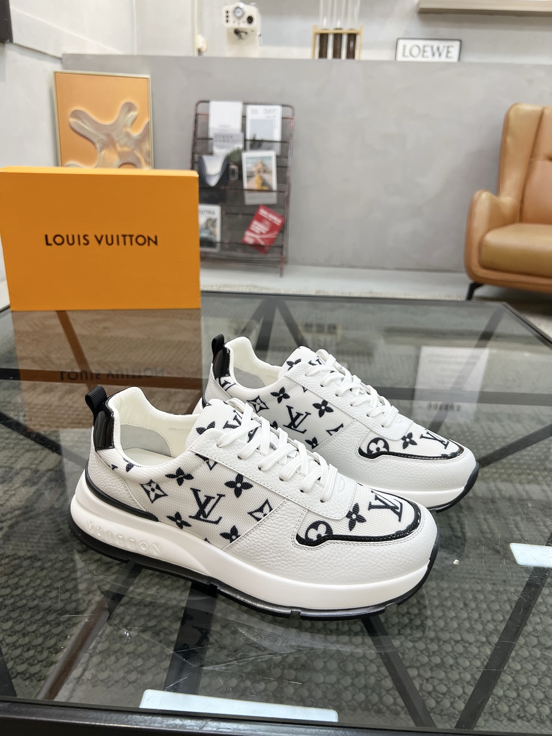  L 🔍顶级代购🇮🇹 路 炸街男神运动鞋新品来袭专柜同步发售原厂配置，意大利进口原版牛皮搭配网布面料，高