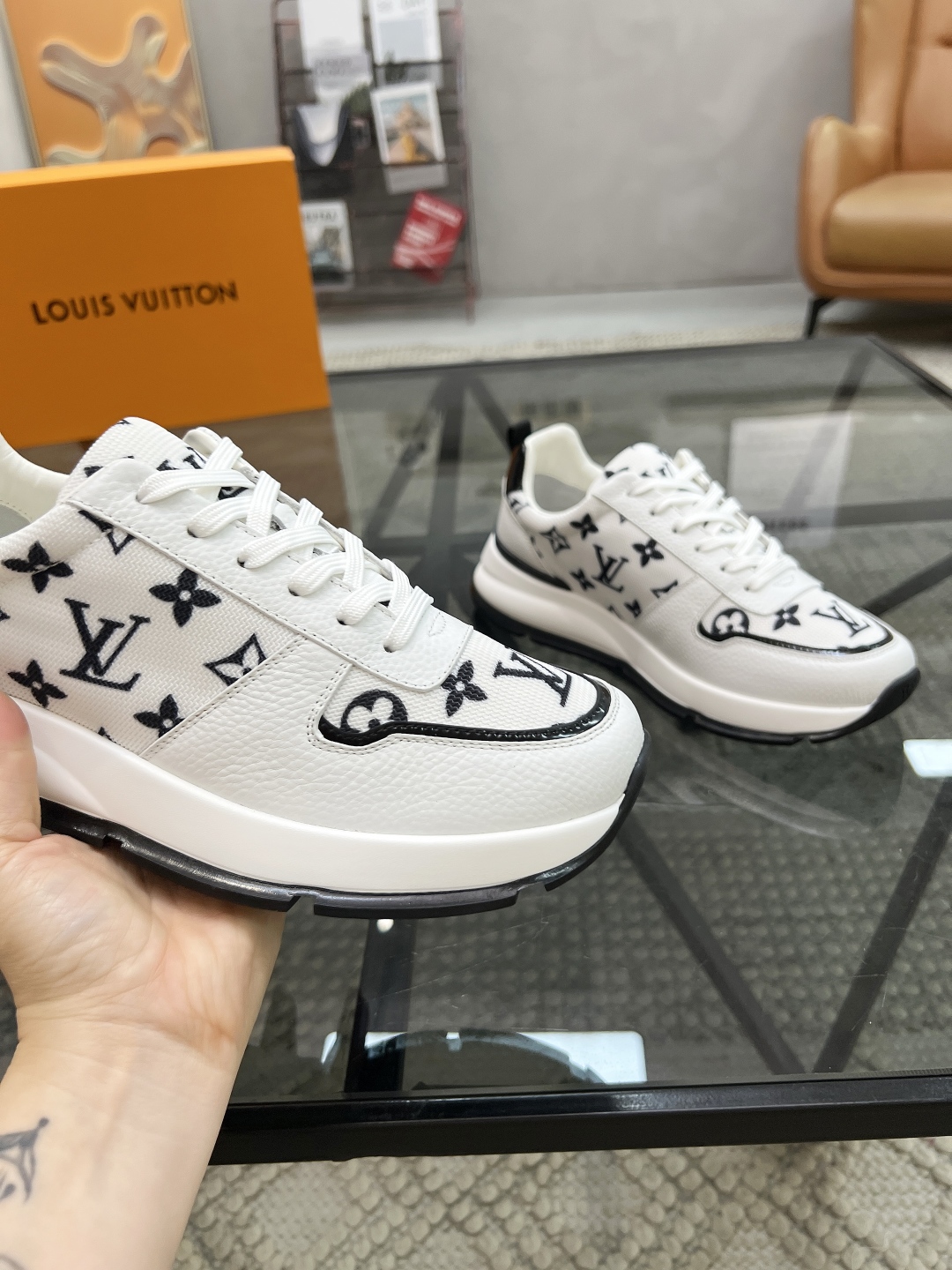  L 🔍顶级代购🇮🇹 路 炸街男神运动鞋新品来袭专柜同步发售原厂配置，意大利进口原版牛皮搭配网布面料，高