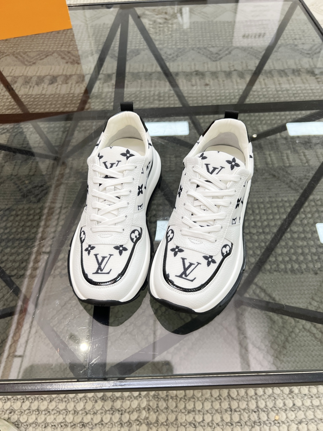  L 🔍顶级代购🇮🇹 路 炸街男神运动鞋新品来袭专柜同步发售原厂配置，意大利进口原版牛皮搭配网布面料，高