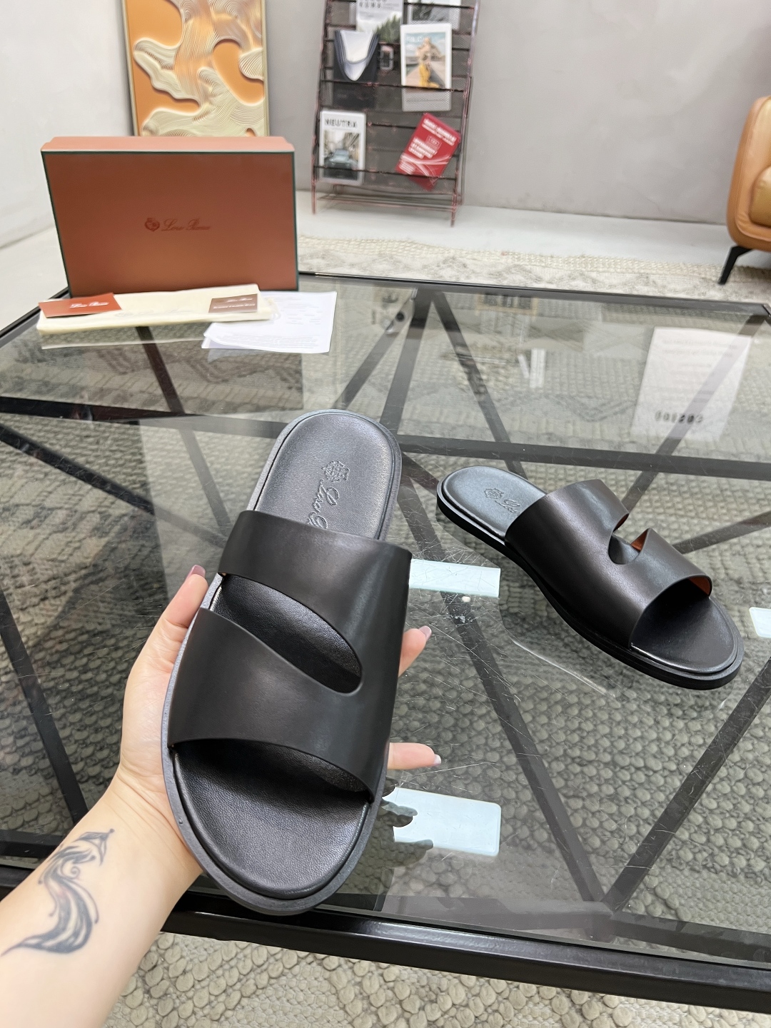  L 🔍顶级代购🇮🇹 LP 炸街男神春夏拖鞋新品专柜同步，鞋面意大利进口牛皮面料，高品质拼接工艺，鞋底：