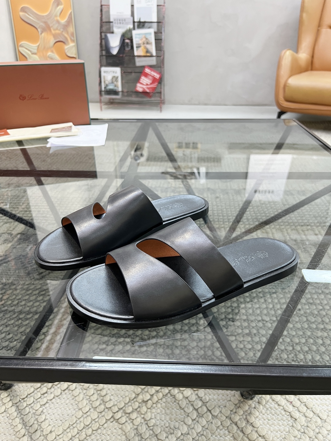  L 🔍顶级代购🇮🇹 LP 炸街男神春夏拖鞋新品专柜同步，鞋面意大利进口牛皮面料，高品质拼接工艺，鞋底：