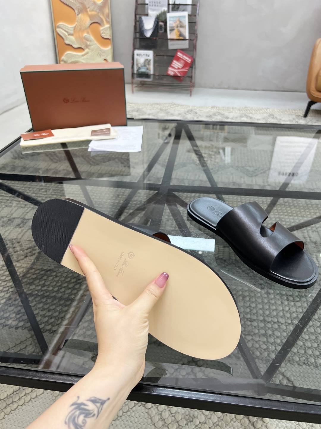  L 🔍顶级代购🇮🇹 LP 炸街男神春夏拖鞋新品专柜同步，鞋面意大利进口牛皮面料，高品质拼接工艺，鞋底：