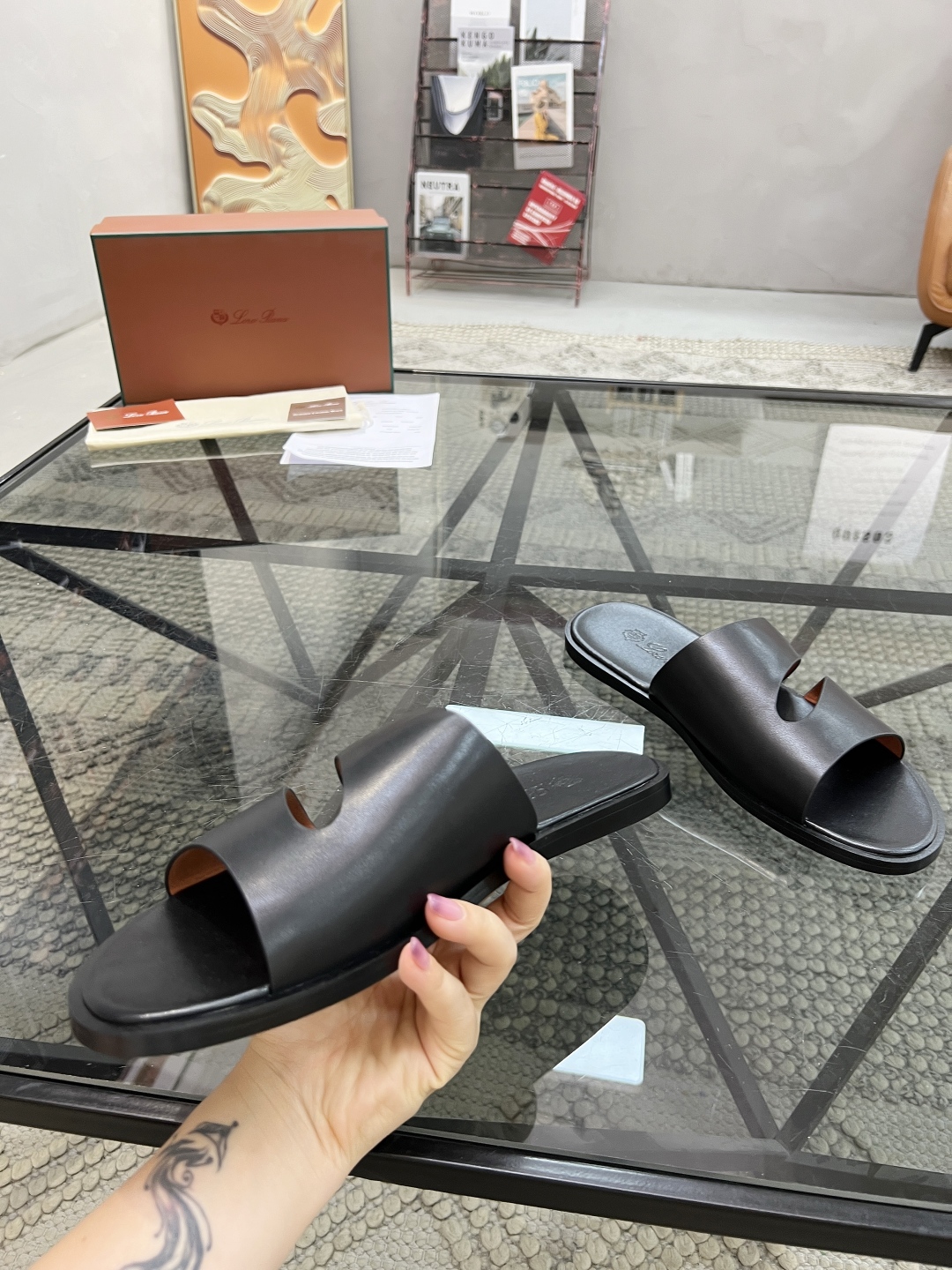  L 🔍顶级代购🇮🇹 LP 炸街男神春夏拖鞋新品专柜同步，鞋面意大利进口牛皮面料，高品质拼接工艺，鞋底：