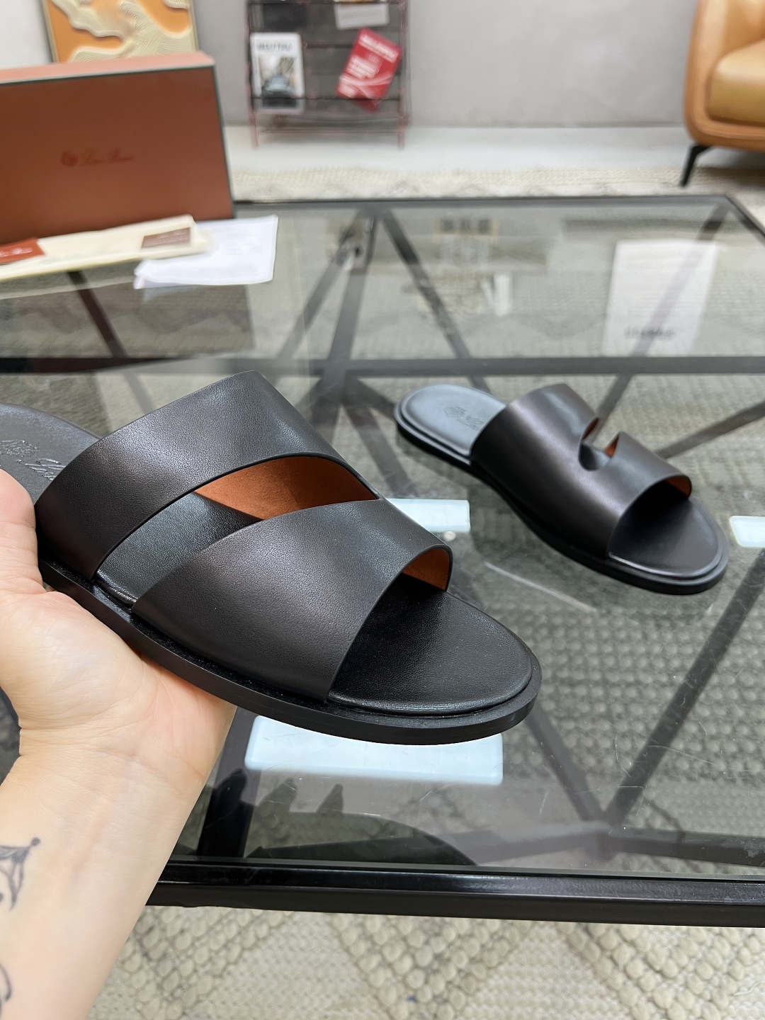  L 🔍顶级代购🇮🇹 LP 炸街男神春夏拖鞋新品专柜同步，鞋面意大利进口牛皮面料，高品质拼接工艺，鞋底：