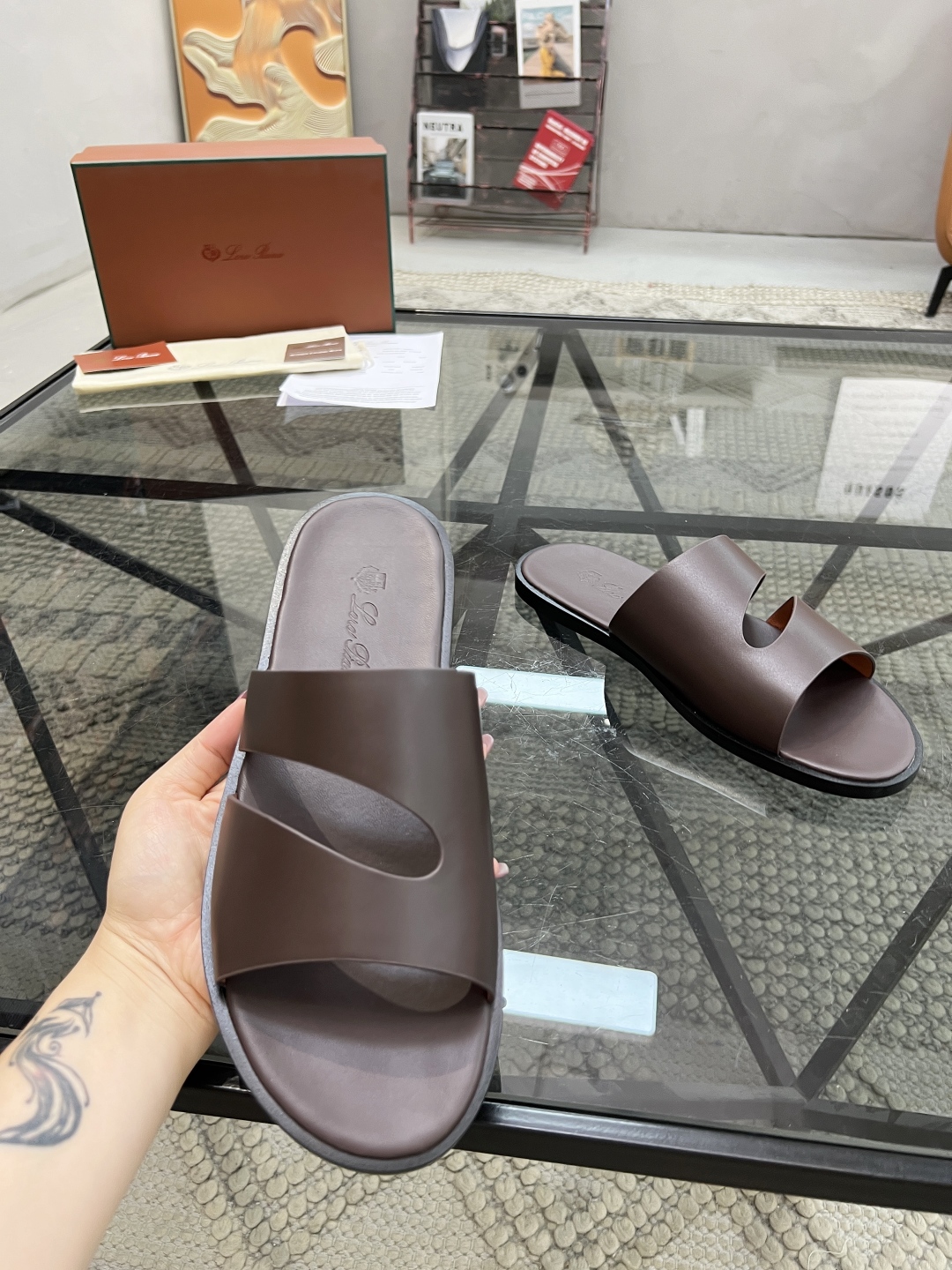  L 🔍顶级代购🇮🇹 LP 炸街男神春夏拖鞋新品专柜同步，鞋面意大利进口牛皮面料，高品质拼接工艺，鞋底：