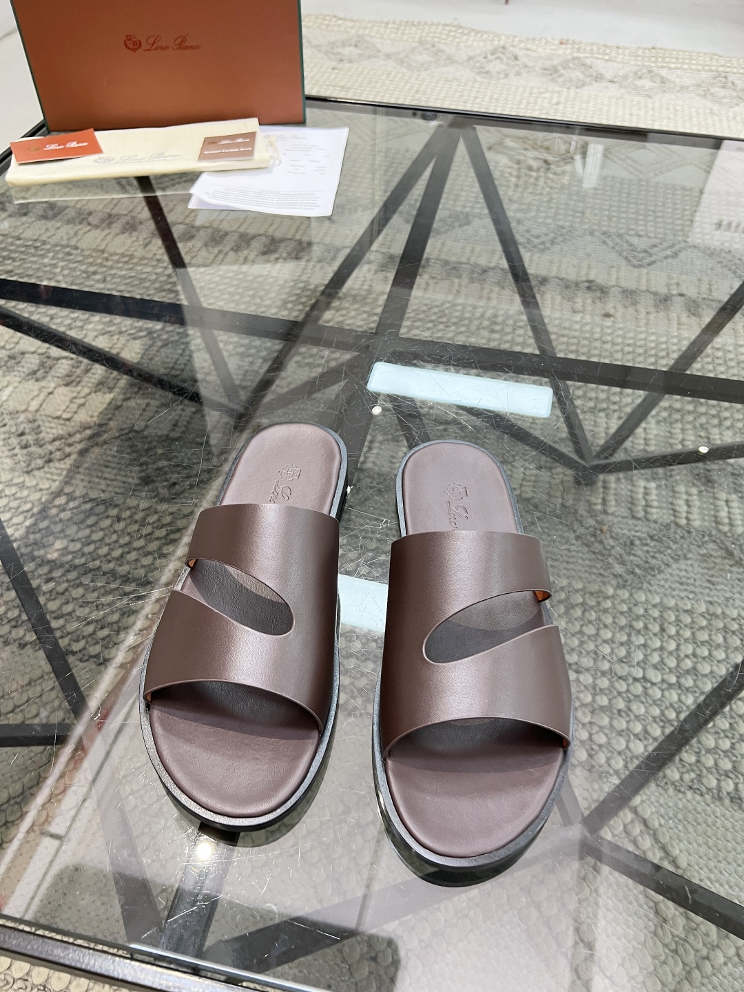  L 🔍顶级代购🇮🇹 LP 炸街男神春夏拖鞋新品专柜同步，鞋面意大利进口牛皮面料，高品质拼接工艺，鞋底：