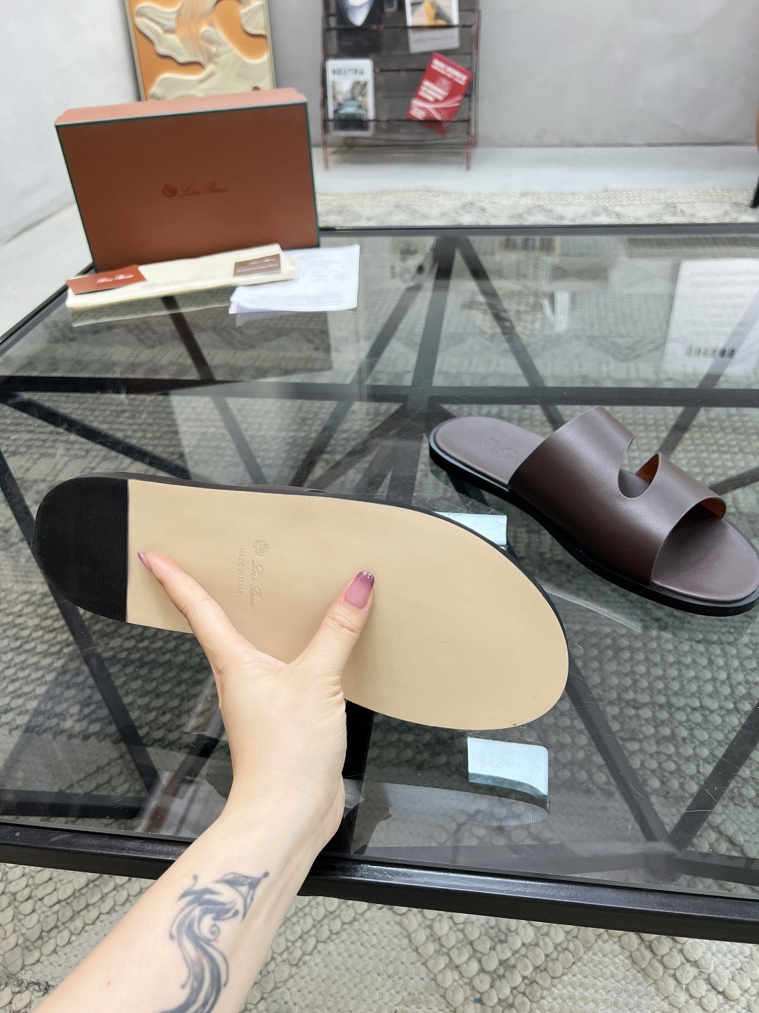  L 🔍顶级代购🇮🇹 LP 炸街男神春夏拖鞋新品专柜同步，鞋面意大利进口牛皮面料，高品质拼接工艺，鞋底：