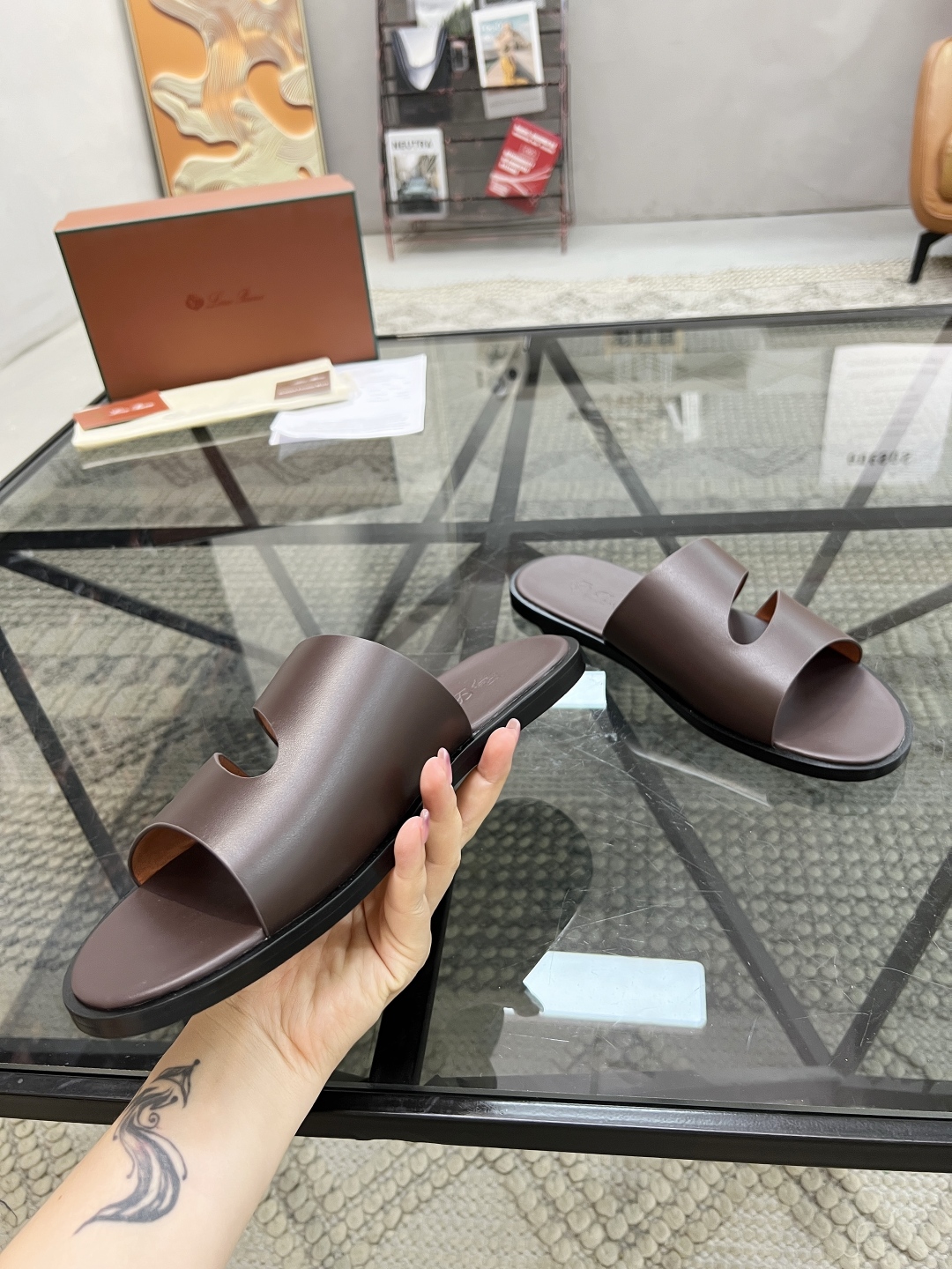  L 🔍顶级代购🇮🇹 LP 炸街男神春夏拖鞋新品专柜同步，鞋面意大利进口牛皮面料，高品质拼接工艺，鞋底：