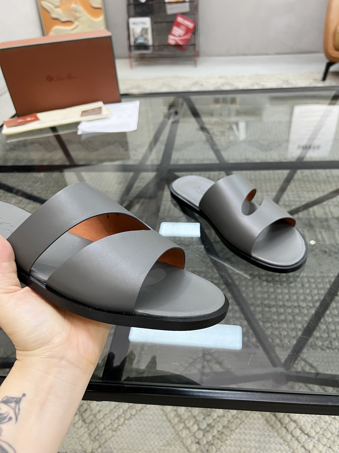  L 🔍顶级代购🇮🇹 LP 炸街男神春夏拖鞋新品专柜同步，鞋面意大利进口牛皮面料，高品质拼接工艺，鞋底：
