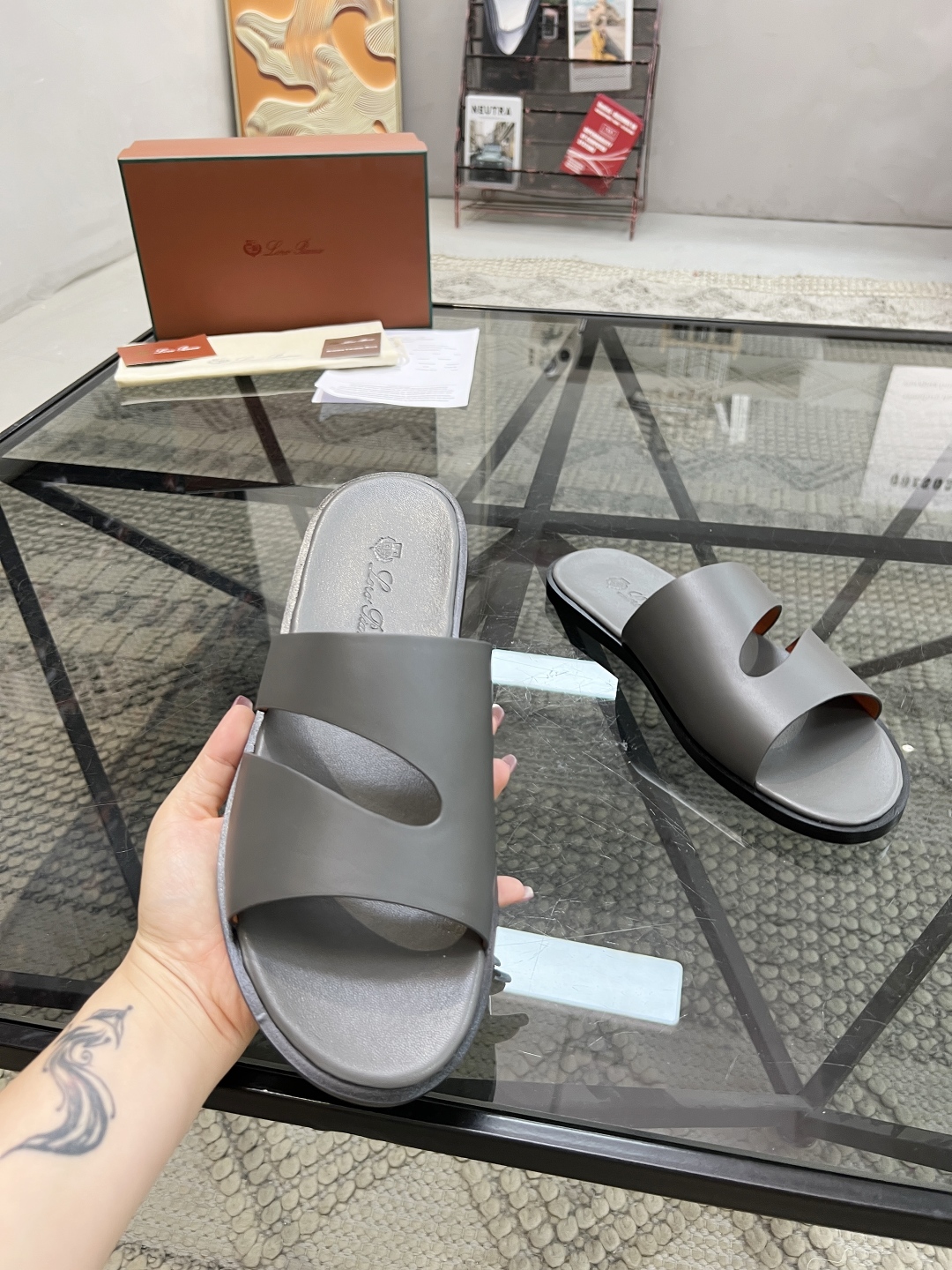  L 🔍顶级代购🇮🇹 LP 炸街男神春夏拖鞋新品专柜同步，鞋面意大利进口牛皮面料，高品质拼接工艺，鞋底：
