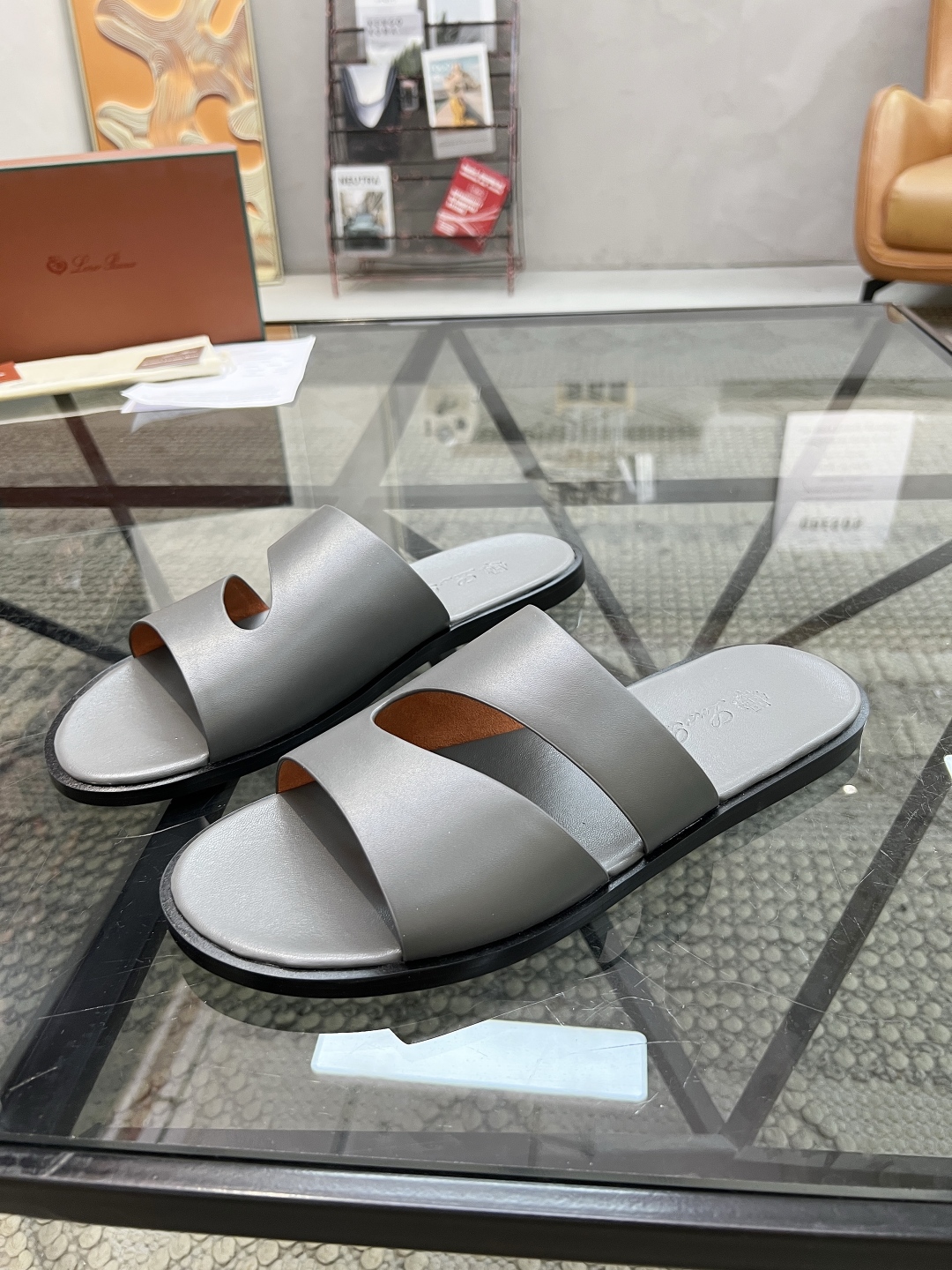  L 🔍顶级代购🇮🇹 LP 炸街男神春夏拖鞋新品专柜同步，鞋面意大利进口牛皮面料，高品质拼接工艺，鞋底：