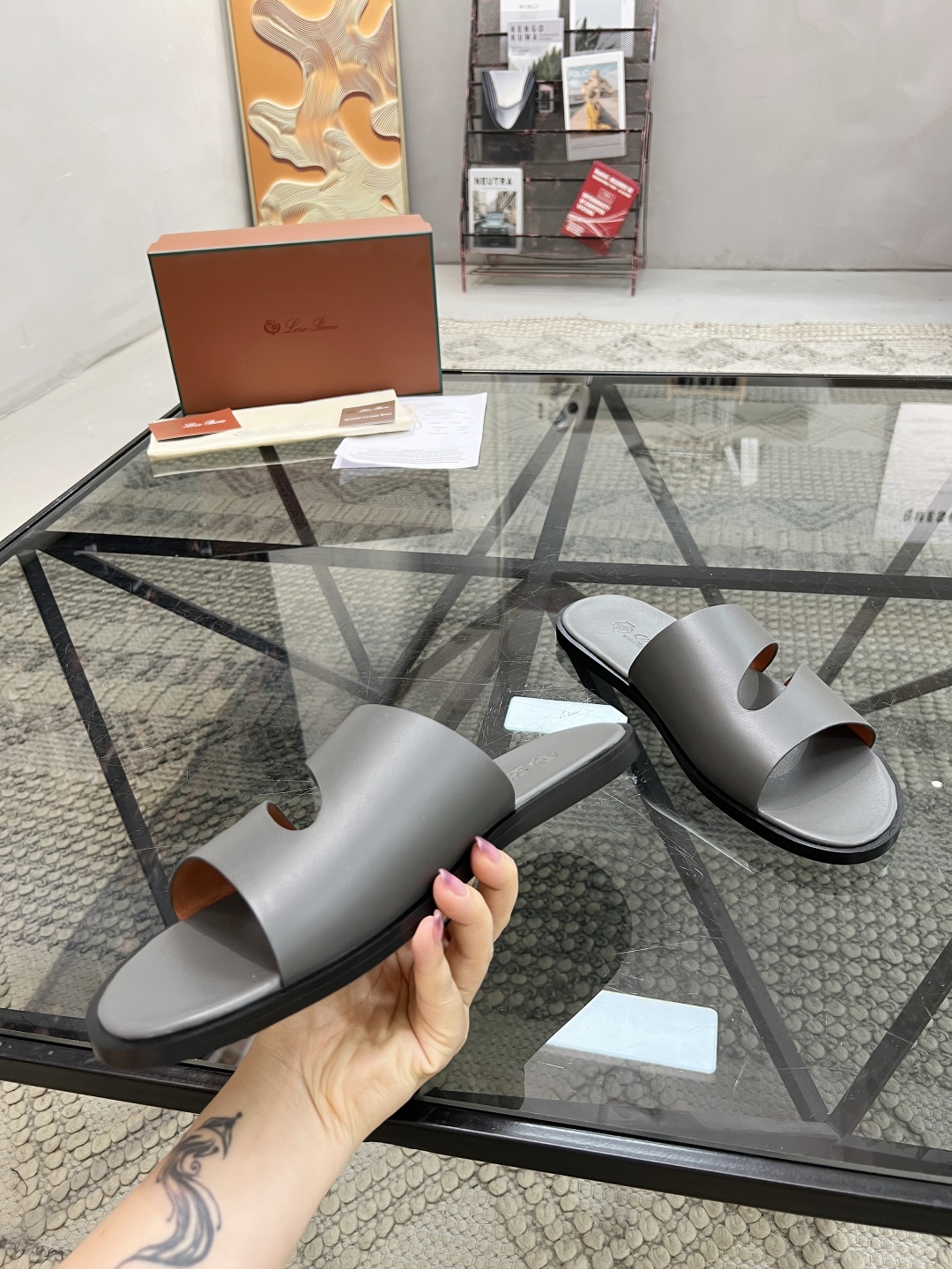 L 🔍顶级代购🇮🇹 LP 炸街男神春夏拖鞋新品专柜同步，鞋面意大利进口牛皮面料，高品质拼接工艺，鞋底：