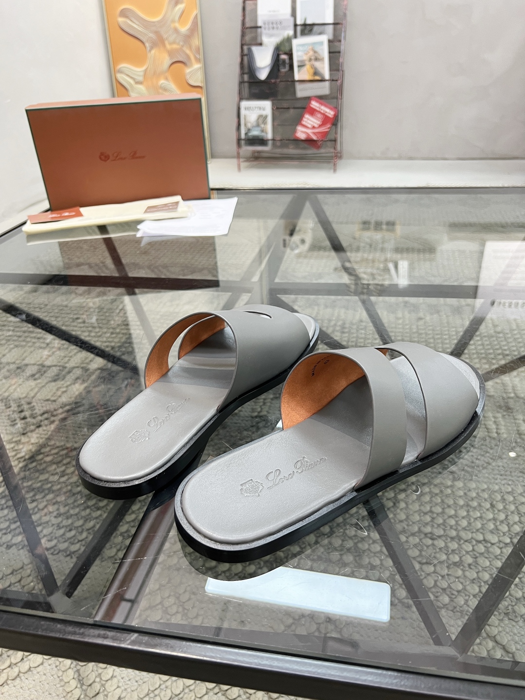  L 🔍顶级代购🇮🇹 LP 炸街男神春夏拖鞋新品专柜同步，鞋面意大利进口牛皮面料，高品质拼接工艺，鞋底：