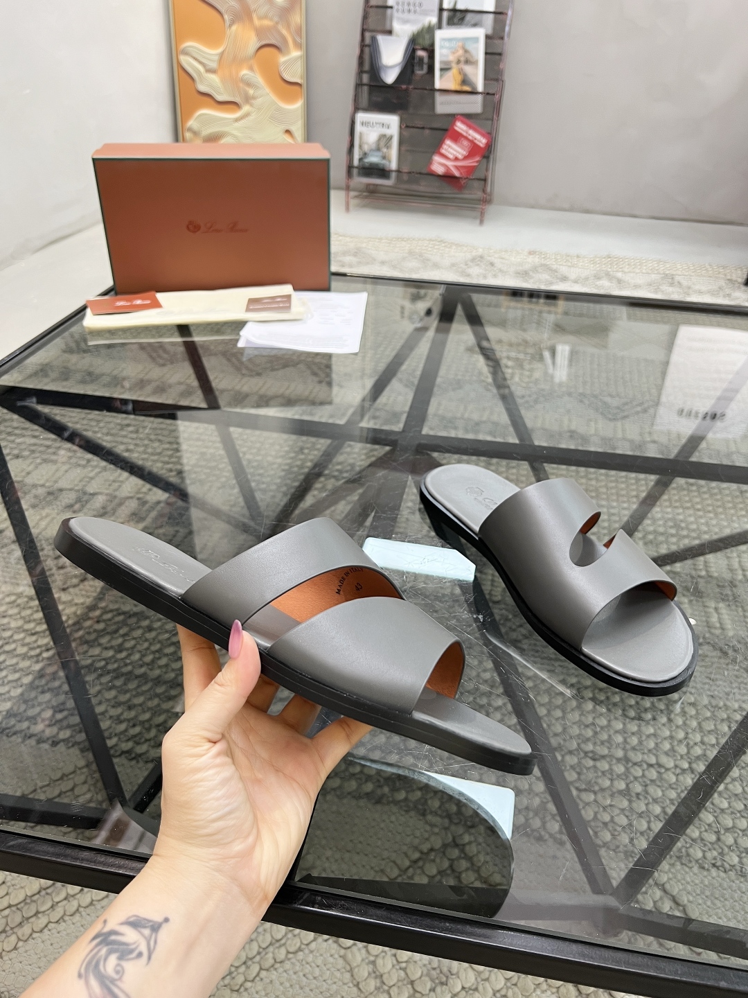  L 🔍顶级代购🇮🇹 LP 炸街男神春夏拖鞋新品专柜同步，鞋面意大利进口牛皮面料，高品质拼接工艺，鞋底：