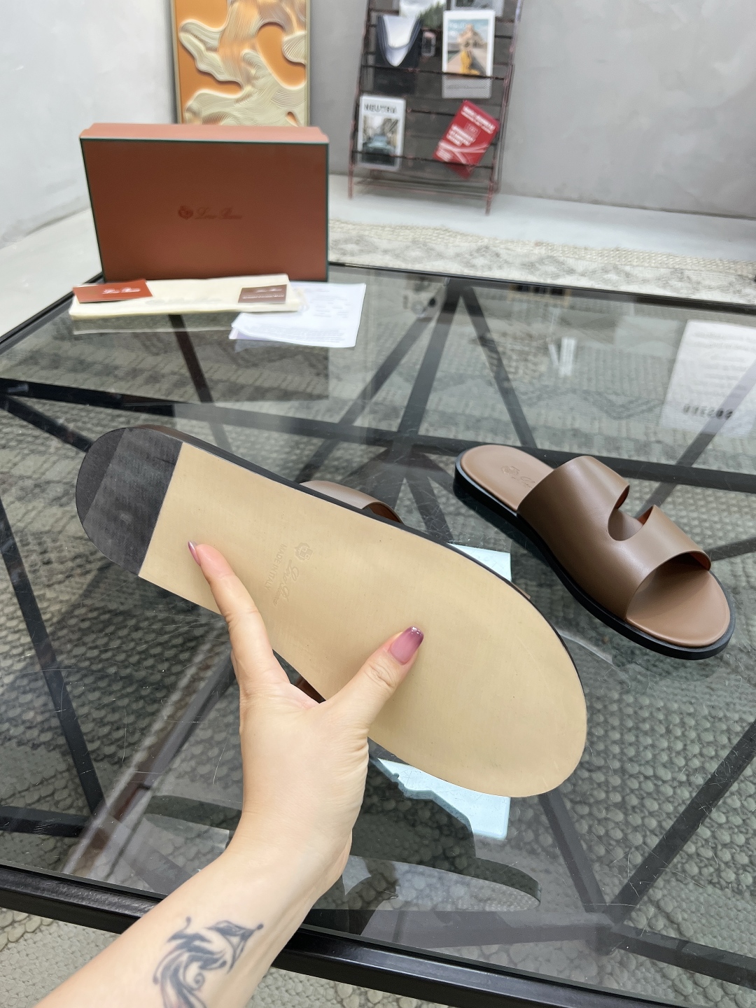  L 🔍顶级代购🇮🇹 LP 炸街男神春夏拖鞋新品专柜同步，鞋面意大利进口牛皮面料，高品质拼接工艺，鞋底：