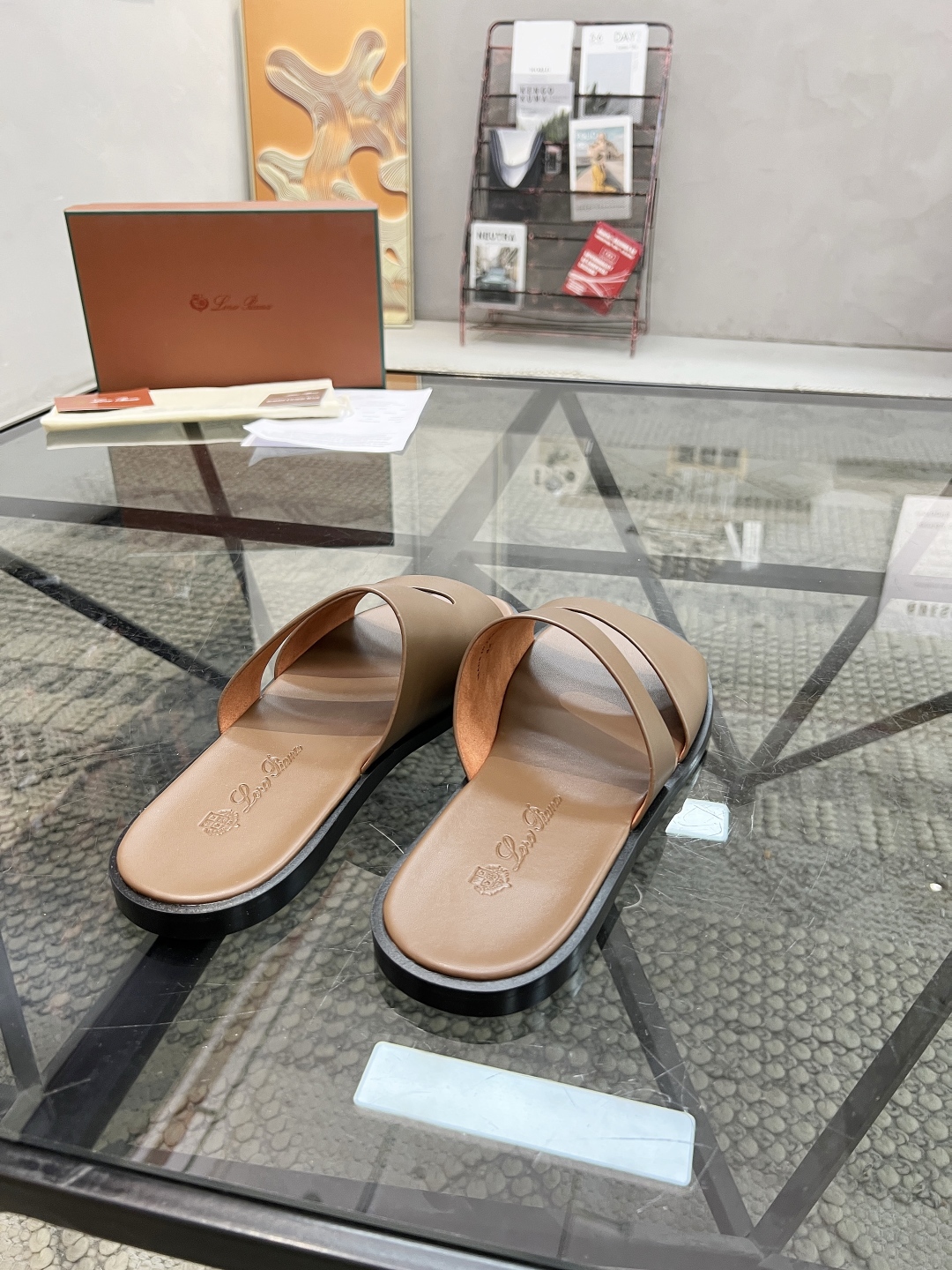  L 🔍顶级代购🇮🇹 LP 炸街男神春夏拖鞋新品专柜同步，鞋面意大利进口牛皮面料，高品质拼接工艺，鞋底：