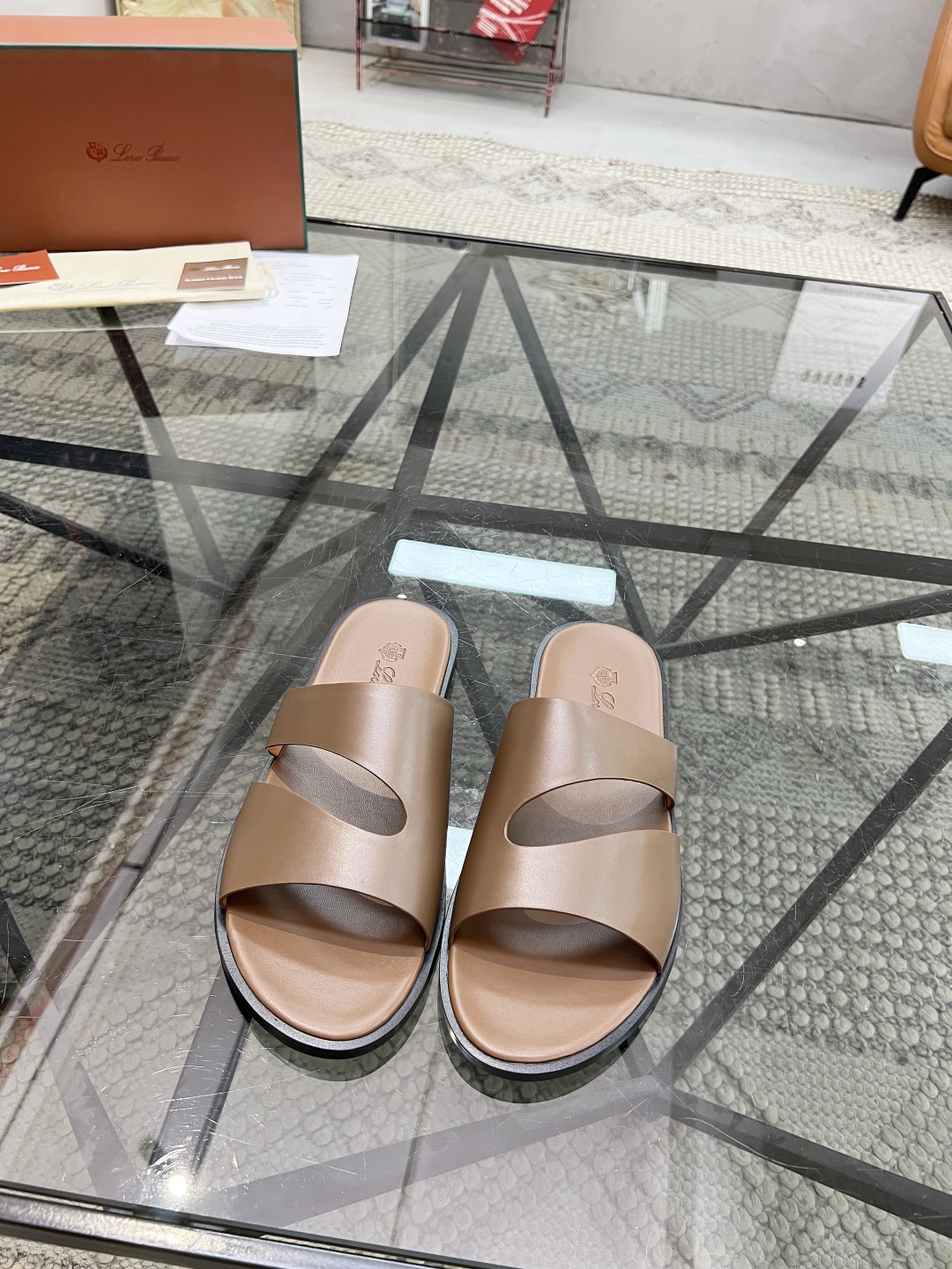  L 🔍顶级代购🇮🇹 LP 炸街男神春夏拖鞋新品专柜同步，鞋面意大利进口牛皮面料，高品质拼接工艺，鞋底：