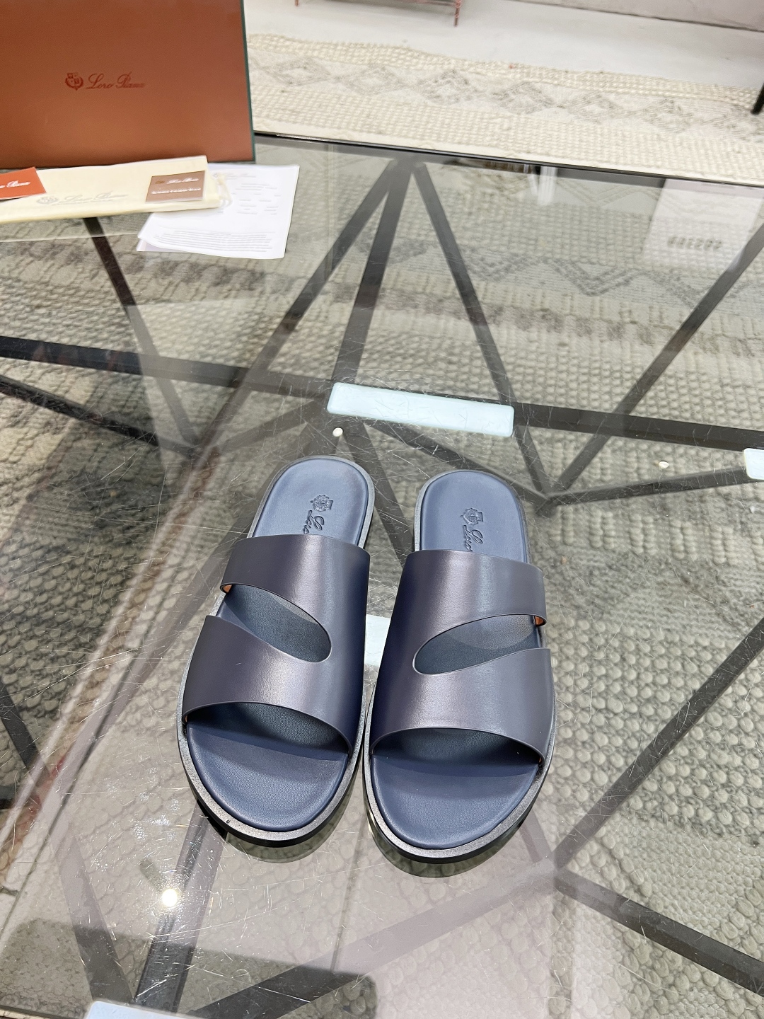  L 🔍顶级代购🇮🇹 LP 炸街男神春夏拖鞋新品专柜同步，鞋面意大利进口牛皮面料，高品质拼接工艺，鞋底：