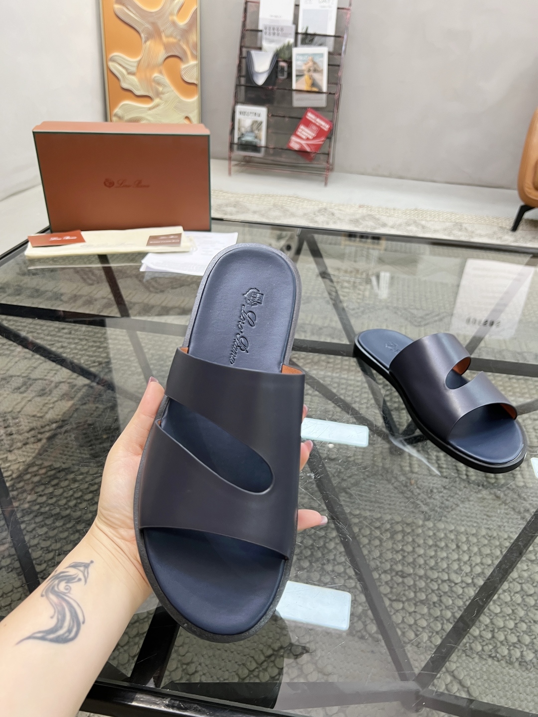  L 🔍顶级代购🇮🇹 LP 炸街男神春夏拖鞋新品专柜同步，鞋面意大利进口牛皮面料，高品质拼接工艺，鞋底：