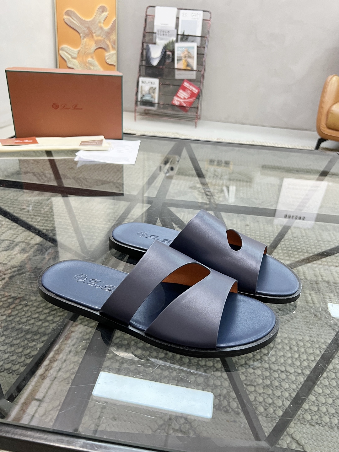  L 🔍顶级代购🇮🇹 LP 炸街男神春夏拖鞋新品专柜同步，鞋面意大利进口牛皮面料，高品质拼接工艺，鞋底：