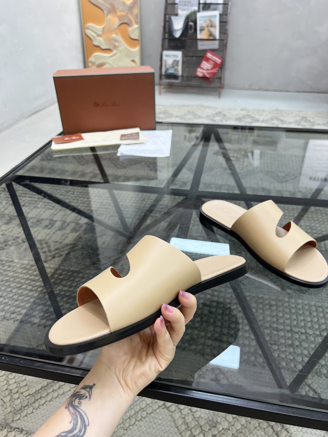  L 🔍顶级代购🇮🇹 LP 炸街男神春夏拖鞋新品专柜同步，鞋面意大利进口牛皮面料，高品质拼接工艺，鞋底：