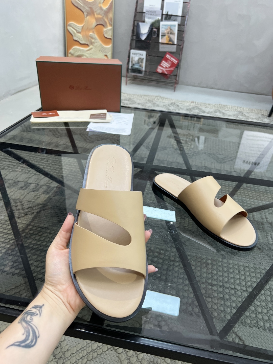  L 🔍顶级代购🇮🇹 LP 炸街男神春夏拖鞋新品专柜同步，鞋面意大利进口牛皮面料，高品质拼接工艺，鞋底：