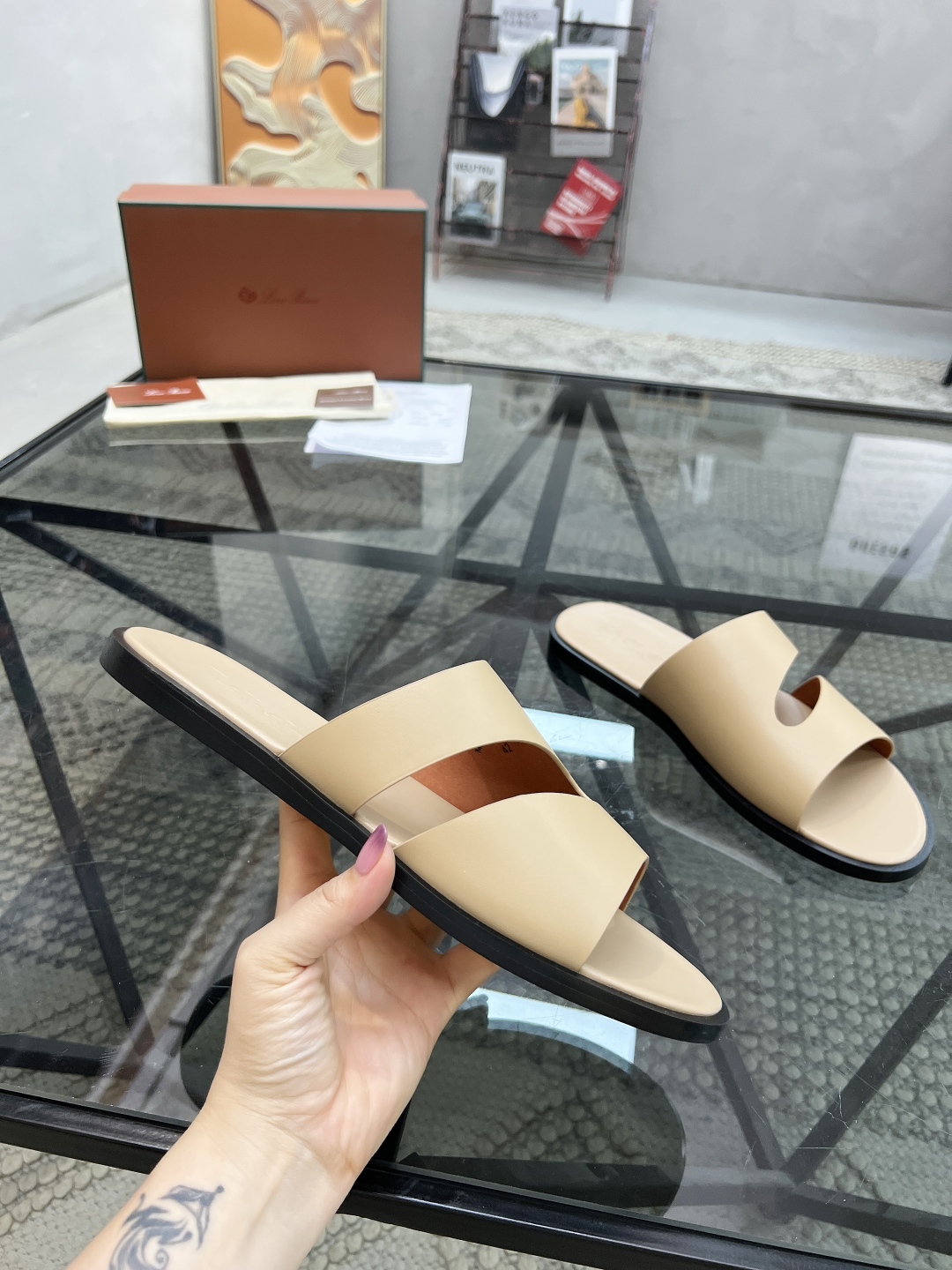  L 🔍顶级代购🇮🇹 LP 炸街男神春夏拖鞋新品专柜同步，鞋面意大利进口牛皮面料，高品质拼接工艺，鞋底：