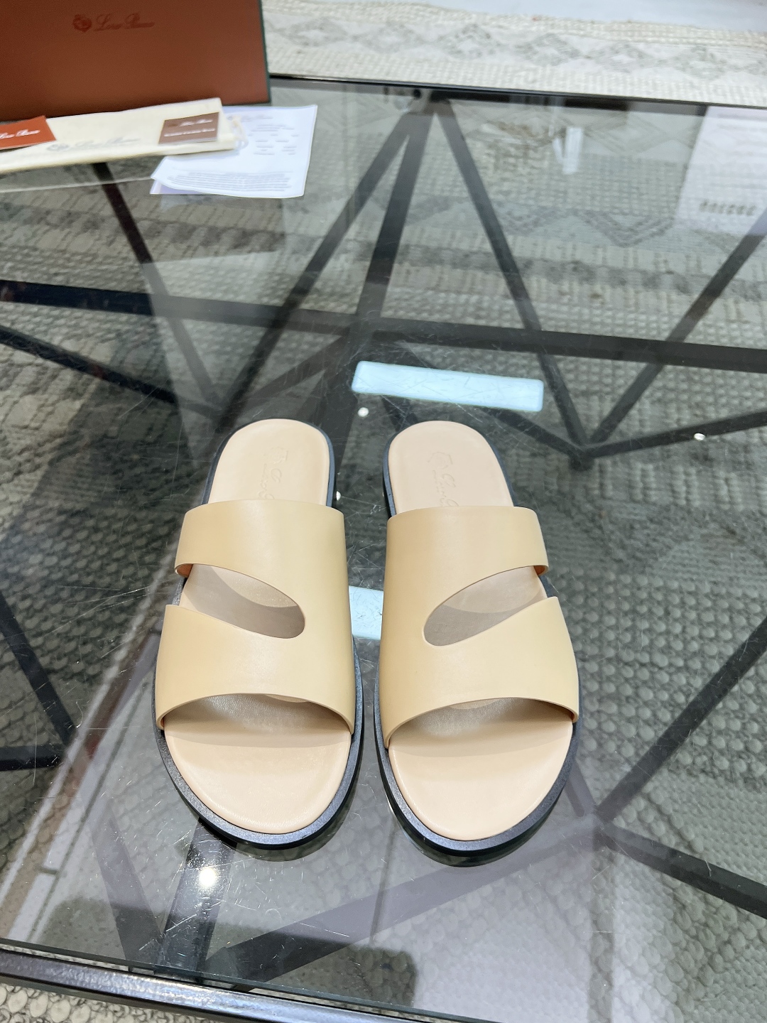  L 🔍顶级代购🇮🇹 LP 炸街男神春夏拖鞋新品专柜同步，鞋面意大利进口牛皮面料，高品质拼接工艺，鞋底：