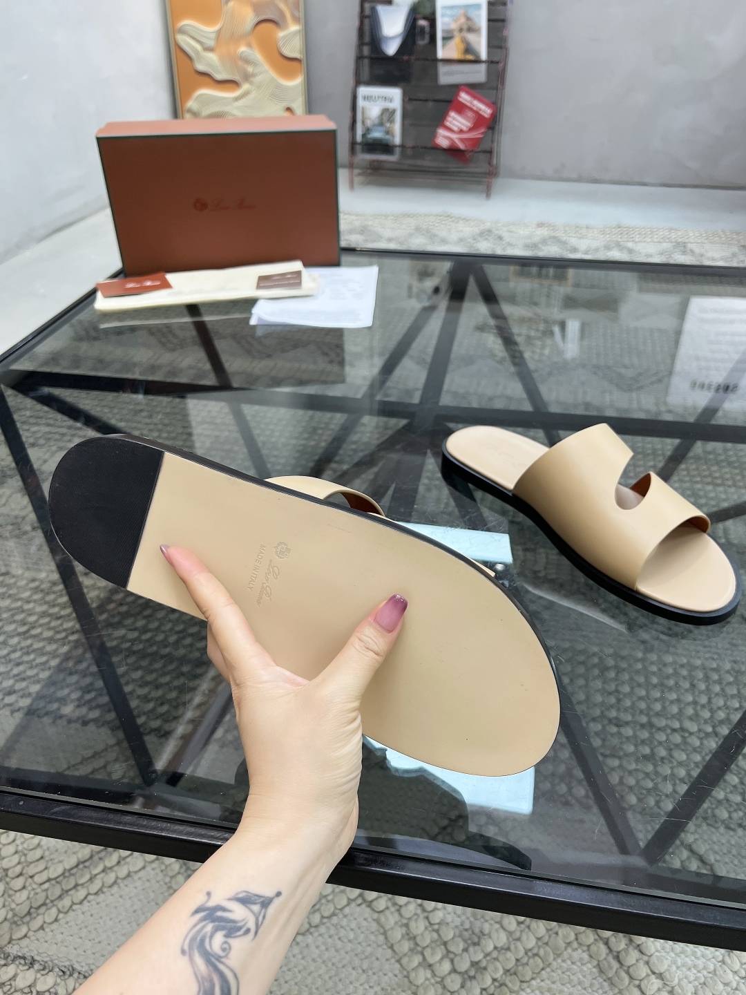  L 🔍顶级代购🇮🇹 LP 炸街男神春夏拖鞋新品专柜同步，鞋面意大利进口牛皮面料，高品质拼接工艺，鞋底：