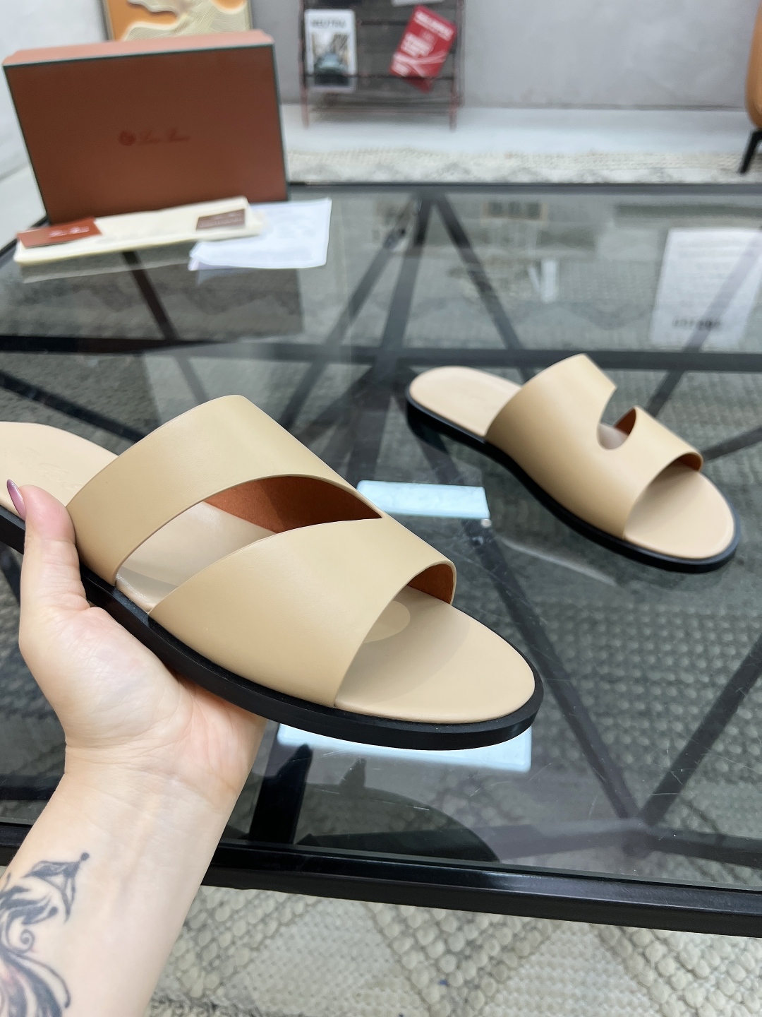  L 🔍顶级代购🇮🇹 LP 炸街男神春夏拖鞋新品专柜同步，鞋面意大利进口牛皮面料，高品质拼接工艺，鞋底：