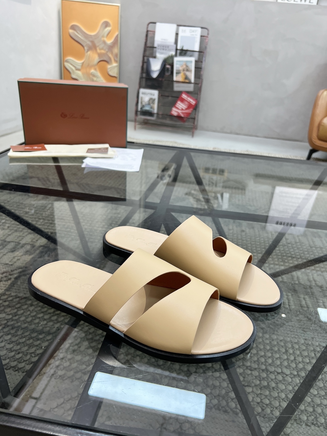  L 🔍顶级代购🇮🇹 LP 炸街男神春夏拖鞋新品专柜同步，鞋面意大利进口牛皮面料，高品质拼接工艺，鞋底：