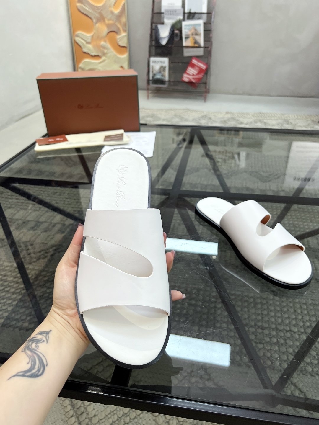  L 🔍顶级代购🇮🇹 LP 炸街男神春夏拖鞋新品专柜同步，鞋面意大利进口牛皮面料，高品质拼接工艺，鞋底：
