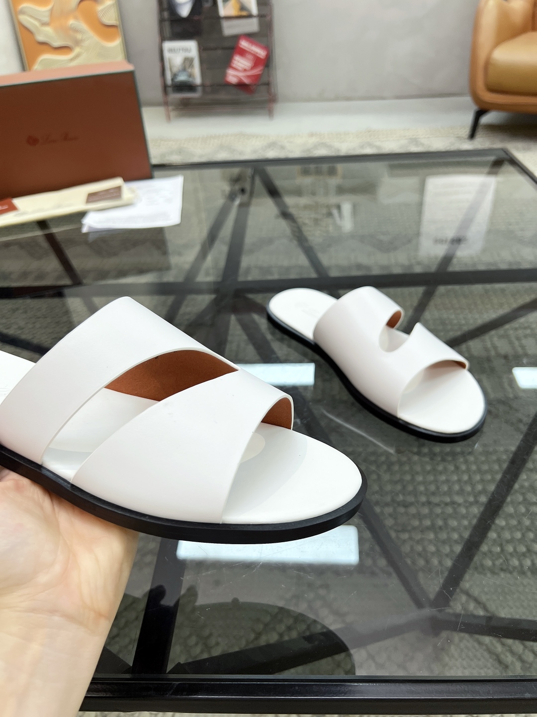  L 🔍顶级代购🇮🇹 LP 炸街男神春夏拖鞋新品专柜同步，鞋面意大利进口牛皮面料，高品质拼接工艺，鞋底：