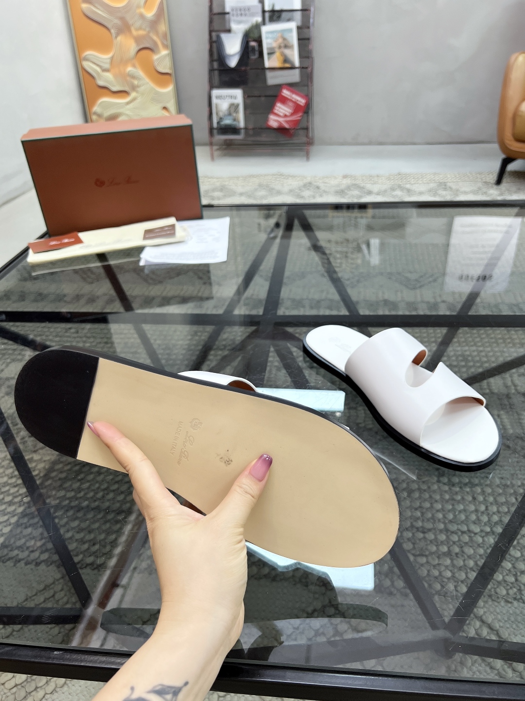  L 🔍顶级代购🇮🇹 LP 炸街男神春夏拖鞋新品专柜同步，鞋面意大利进口牛皮面料，高品质拼接工艺，鞋底：